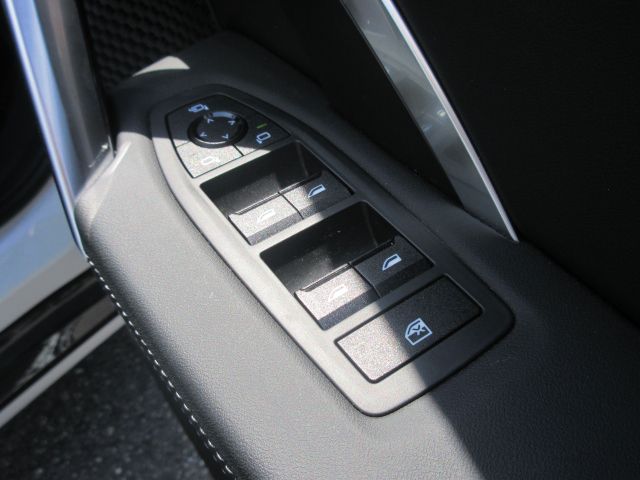 U11 iX1 xDrive30