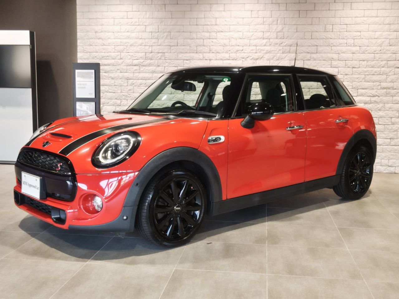 THE NEW MINI COOPER S 5 DOOR.