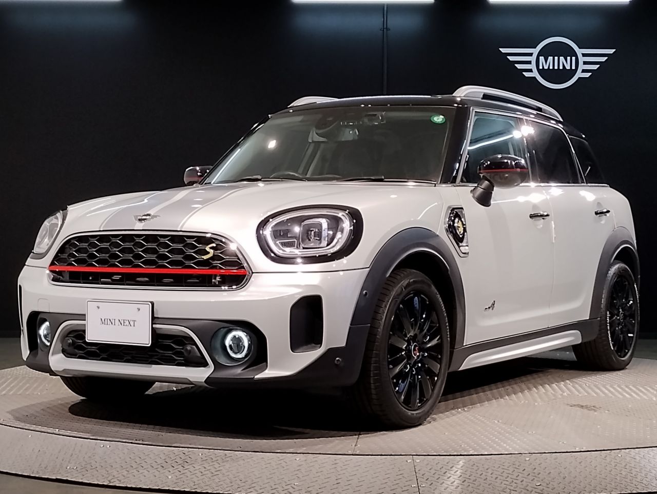 THE NEW MINI COOPER SE CROSSOVER ALL4.