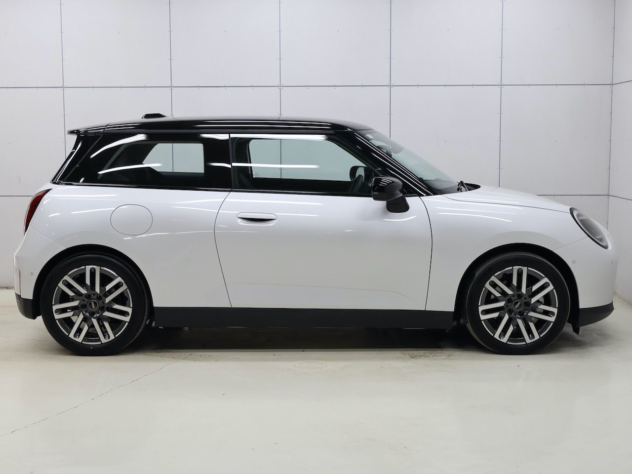 J01 MINI Cooper E