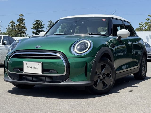 THE NEW MINI COOPER 5 DOOR.