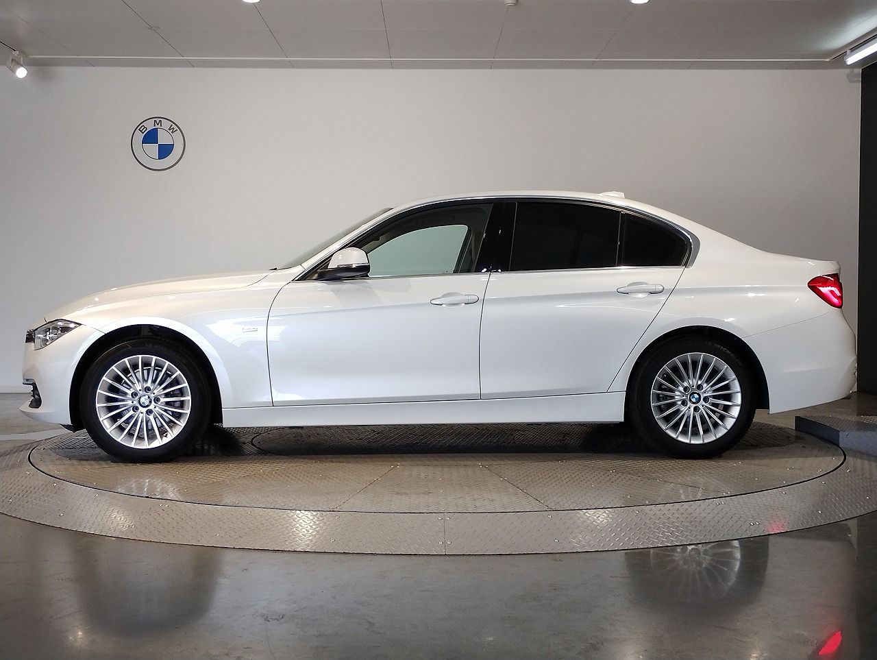 320D SEDAN RHD