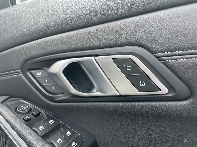 G20 330e Saloon RHD