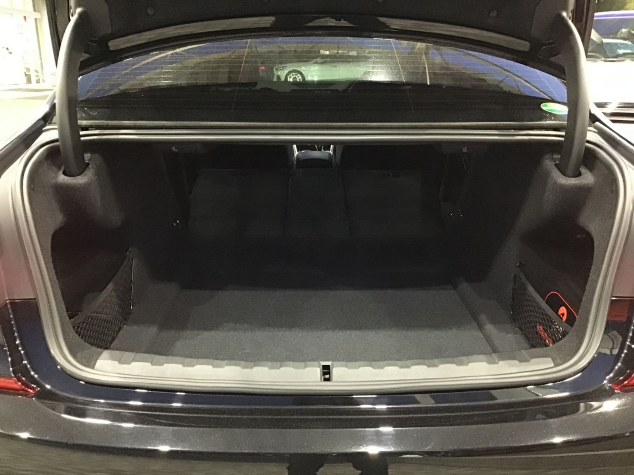 320i Sedan RHD