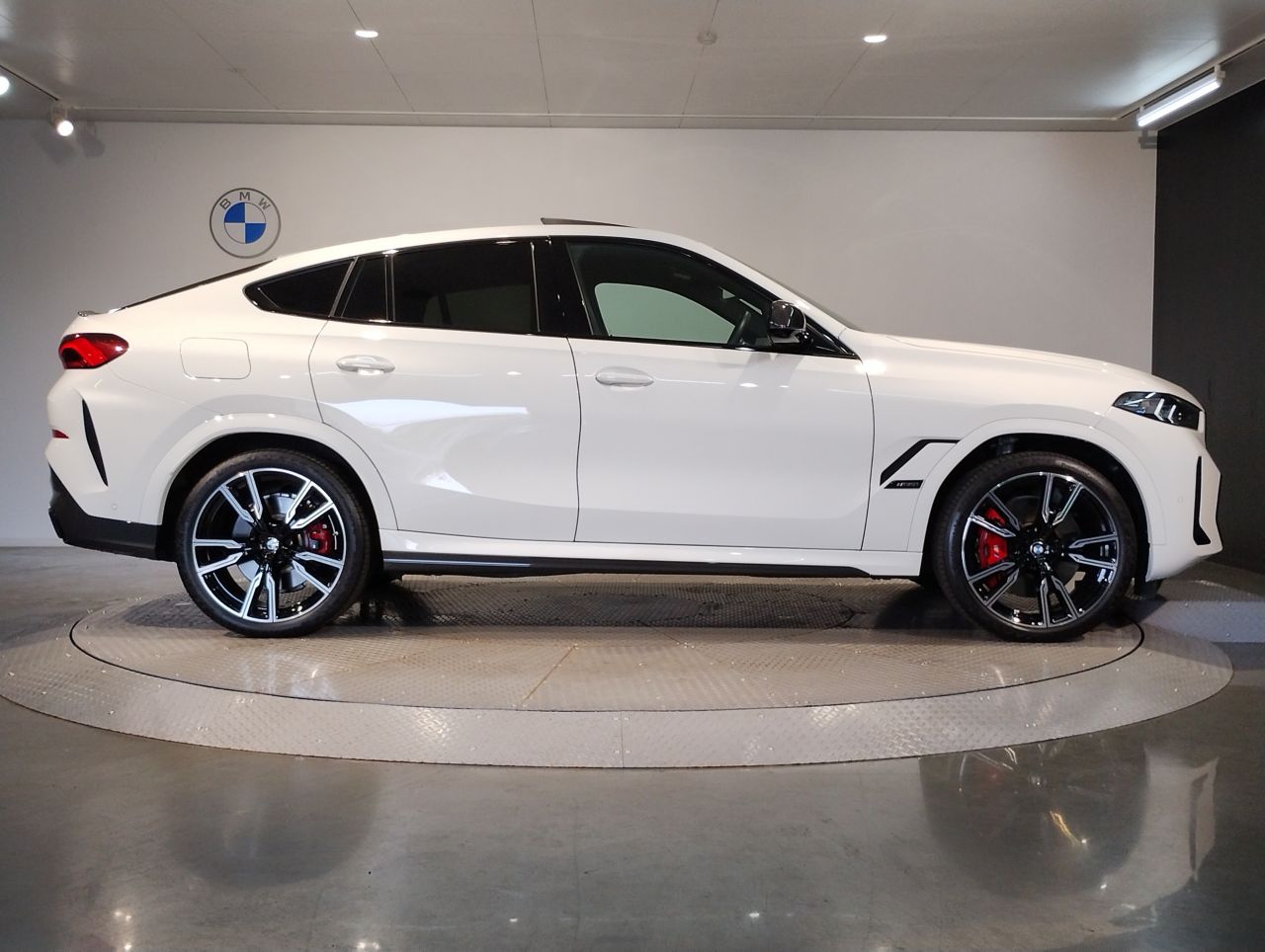 X6 M60i xDrive RHD