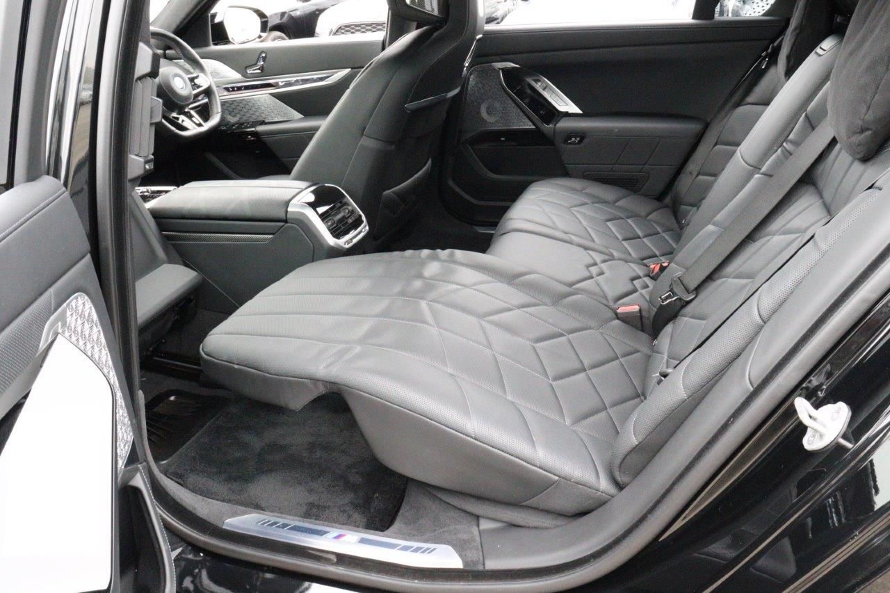 BMW i7 M70 xDrive Sedan RHD