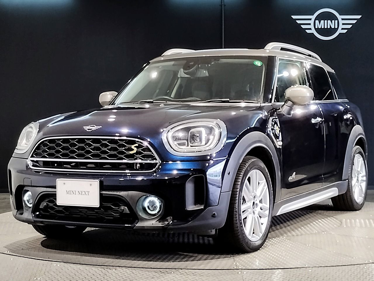 THE NEW MINI COOPER SE CROSSOVER ALL4.