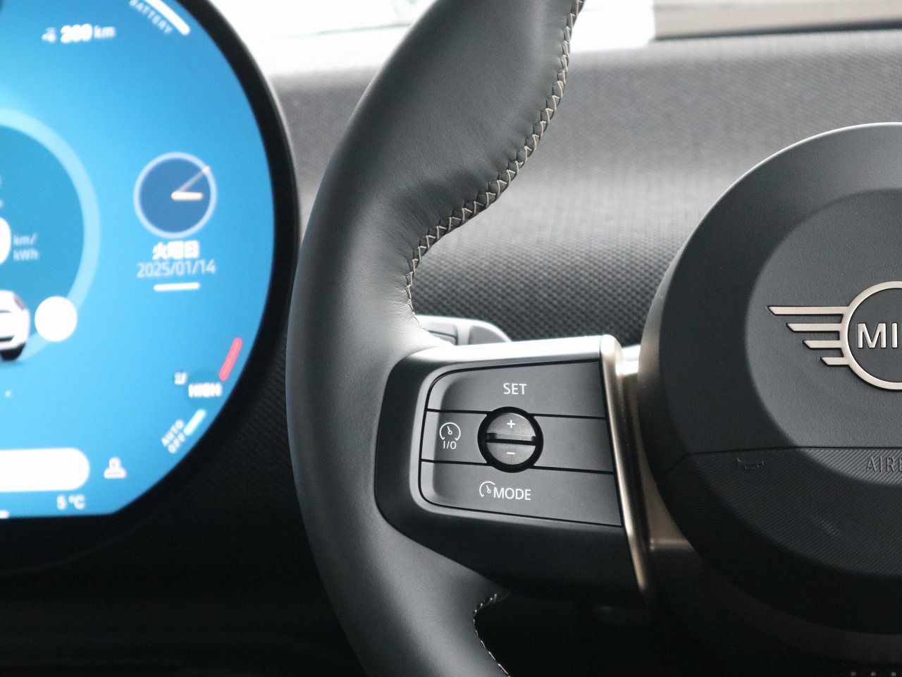 J01 MINI Cooper E
