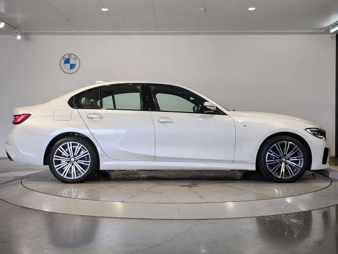 G20 330e Saloon RHD