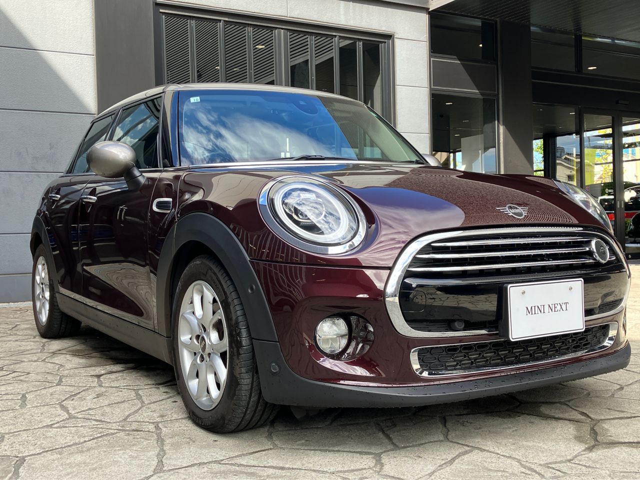 MINI COOPER 5 DOOR BURGUNDY EDITION.