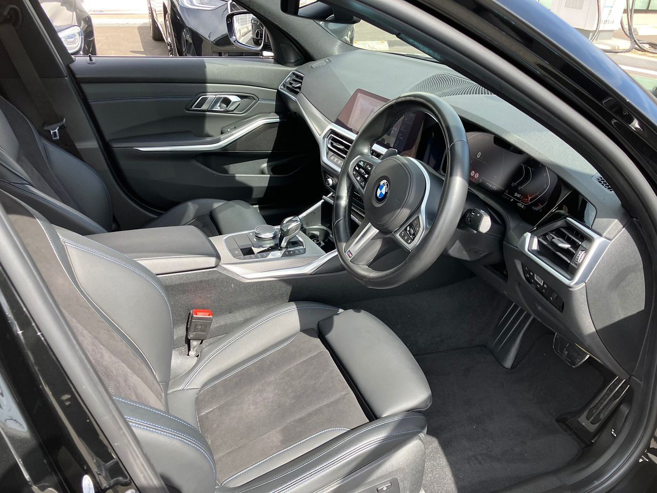 320i Sedan RHD