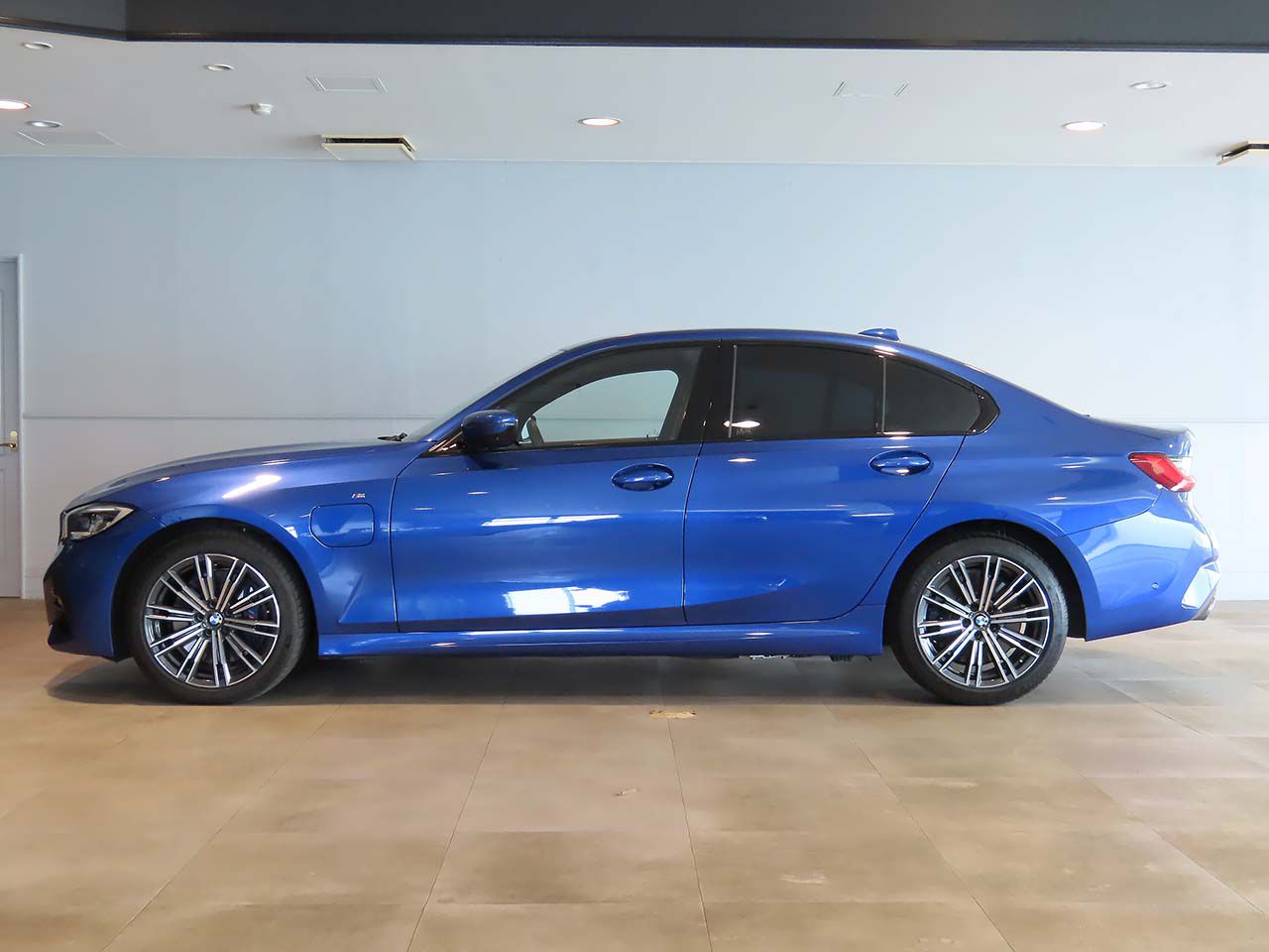 G20 330e Saloon RHD