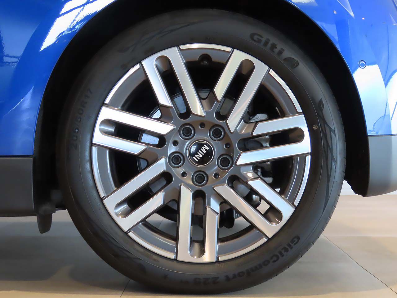 J01 MINI Cooper E