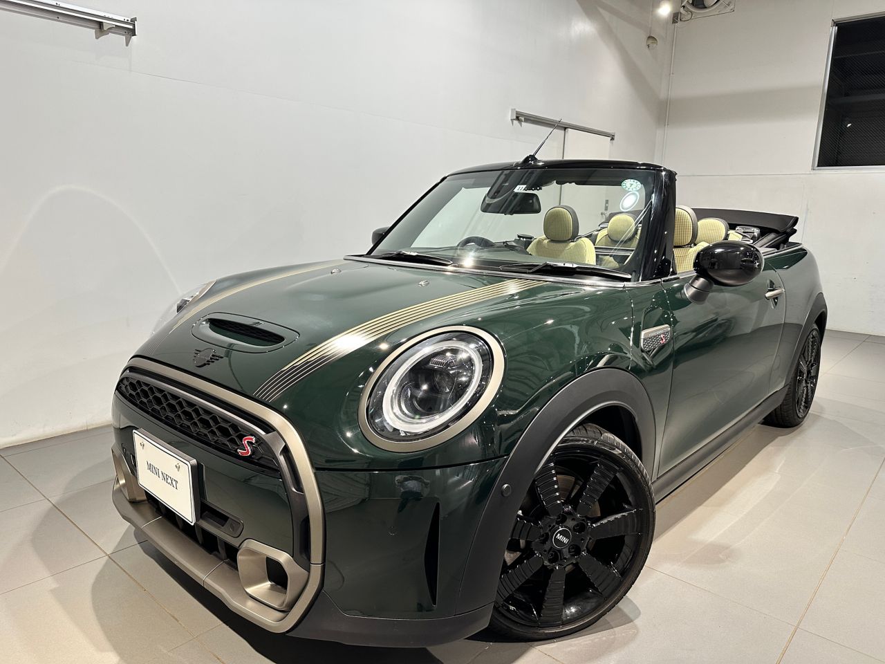 MINI COOPER S CONVERTIBLE. RESOLUTE EDITION.