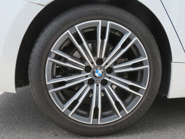G20 320d xDrive RHD Saloon