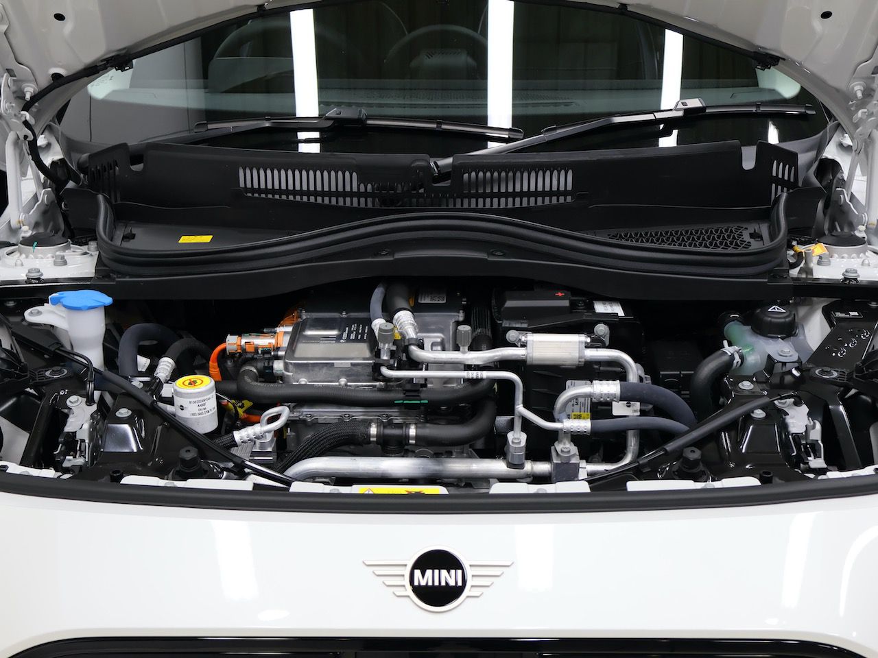 J01 MINI Cooper SE