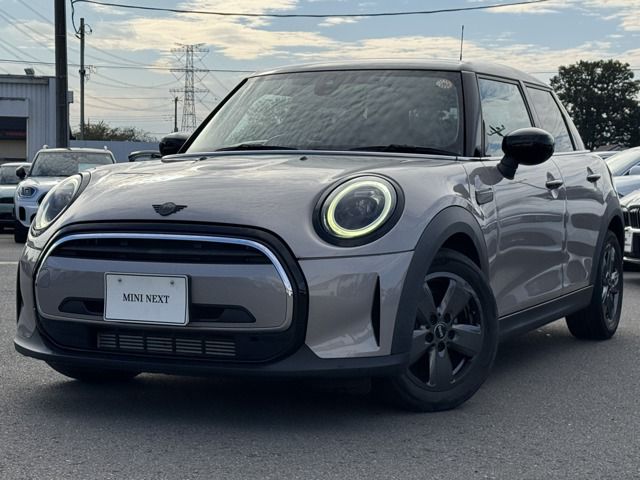 THE NEW MINI COOPER 5 DOOR.