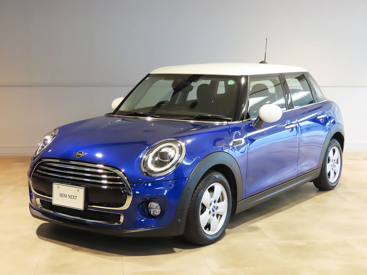 THE NEW MINI COOPER 5 DOOR.