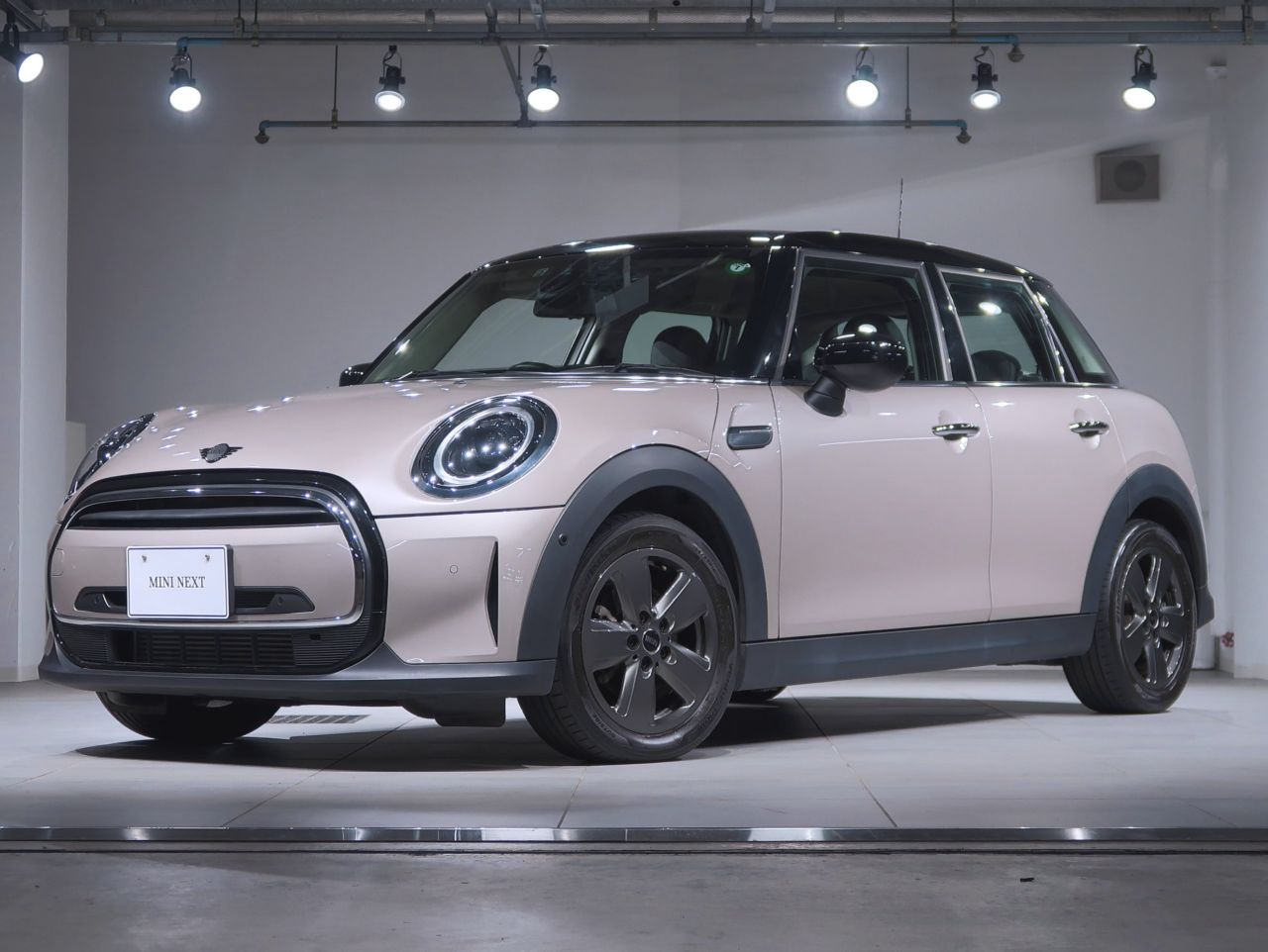 THE NEW MINI COOPER D 5 DOOR.