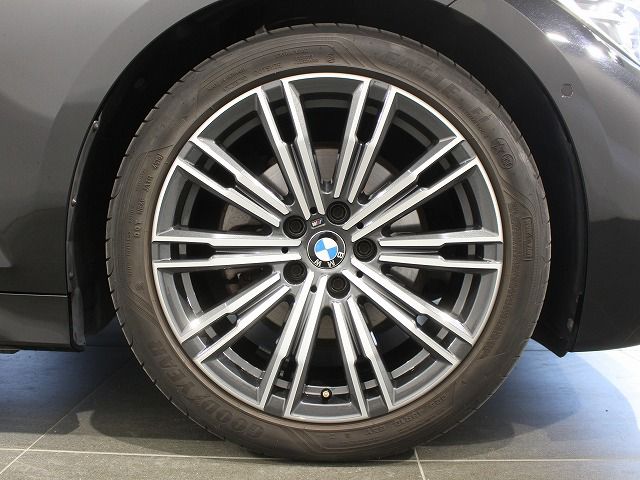 320i Sedan RHD