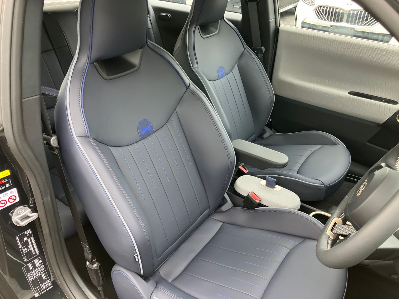 J01 MINI Cooper SE