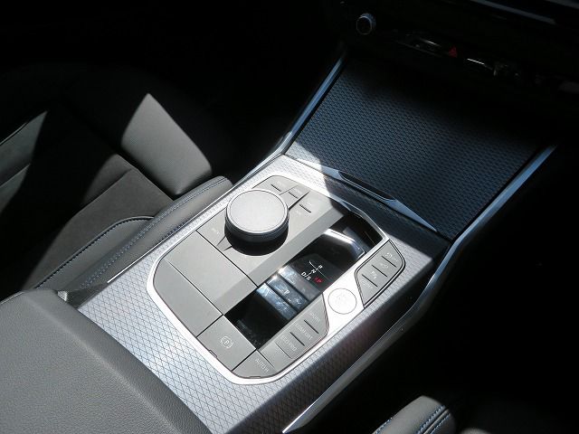 320d xDrive Berline RHD