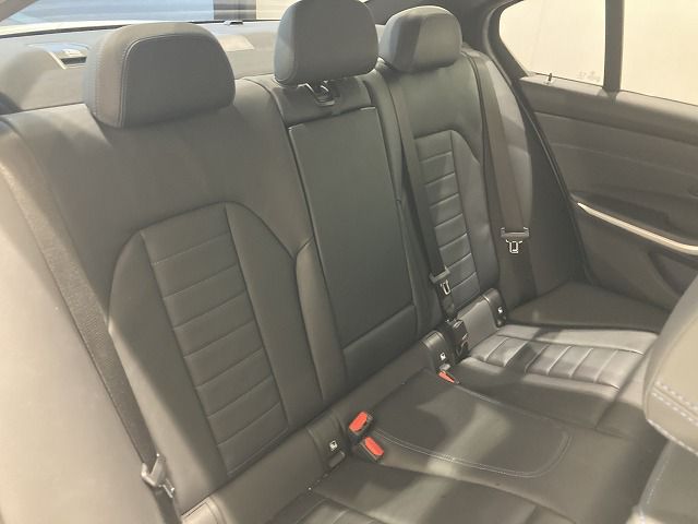 G20 320d xDrive RHD Saloon