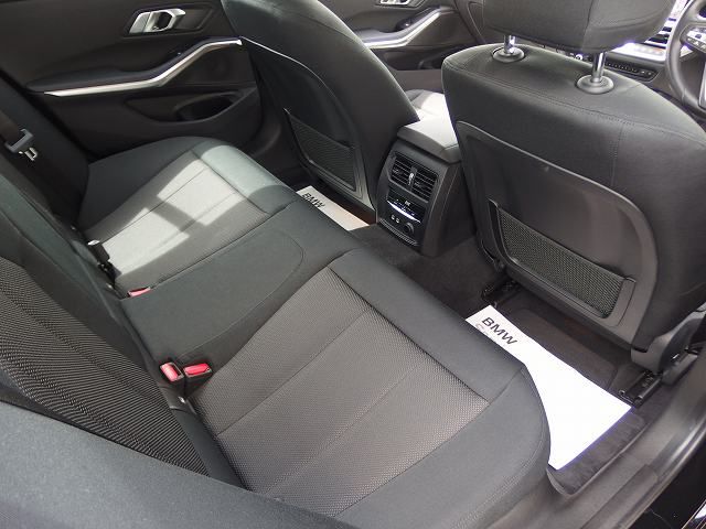 320i Sedan RHD