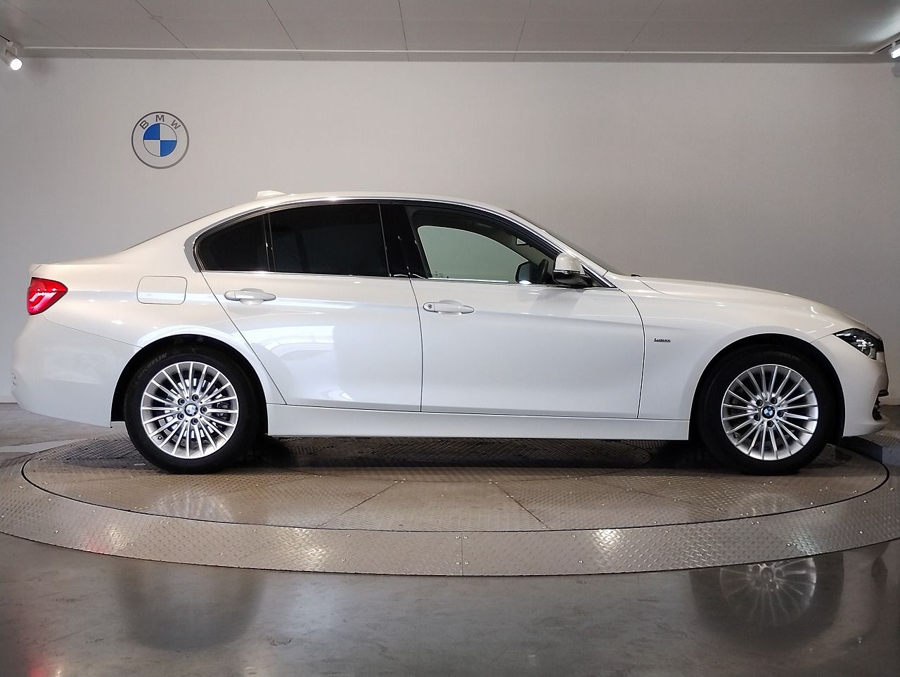 320D SEDAN RHD