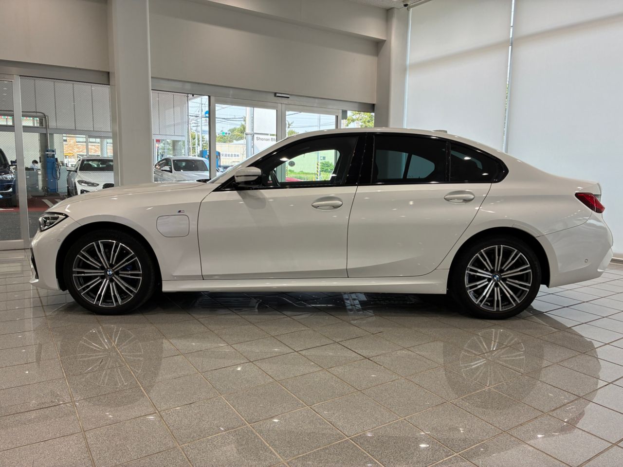 G20 330e Saloon RHD