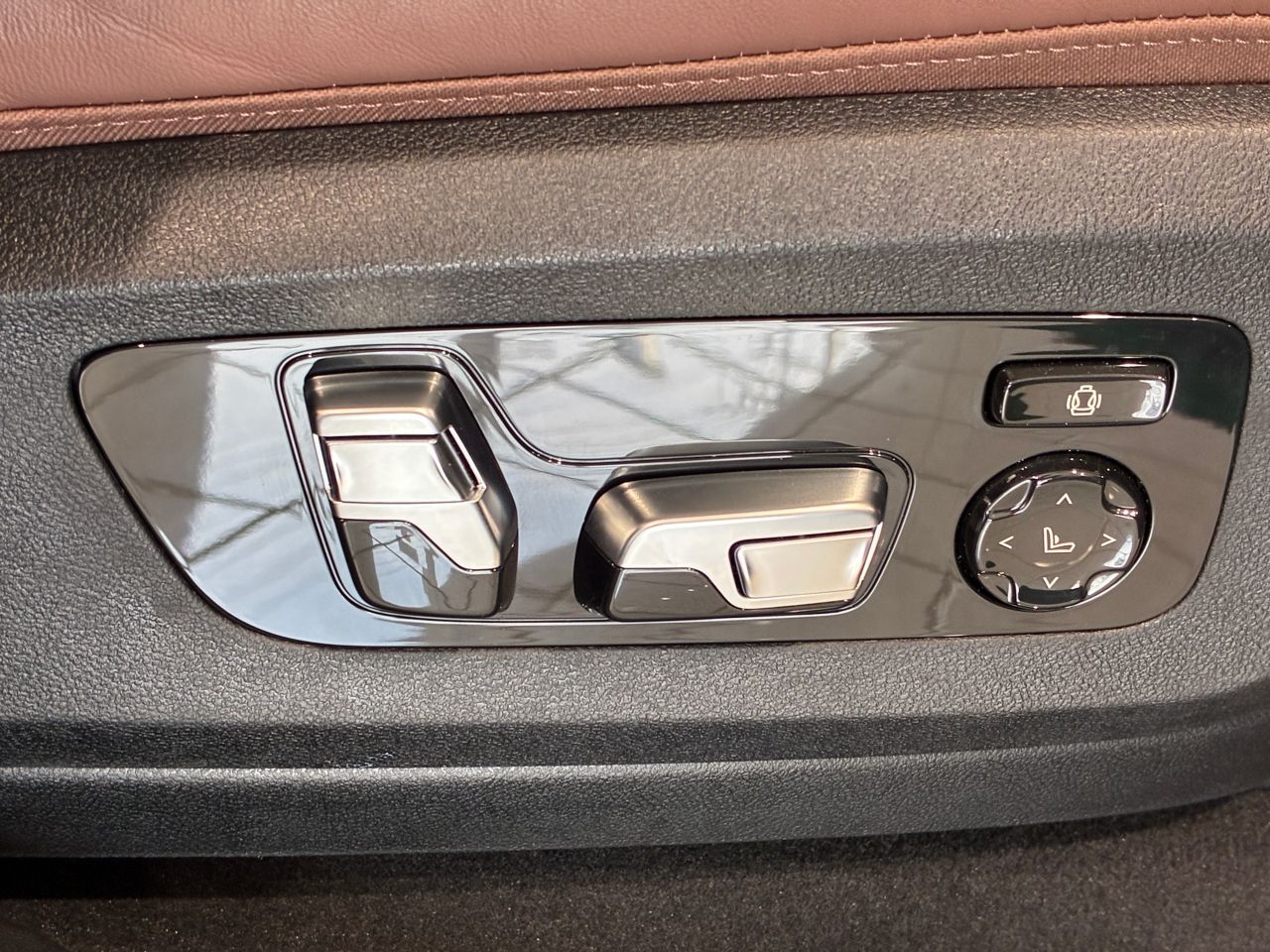 X6 M60i xDrive RHD