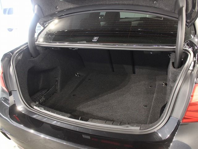 318I SEDAN RHD