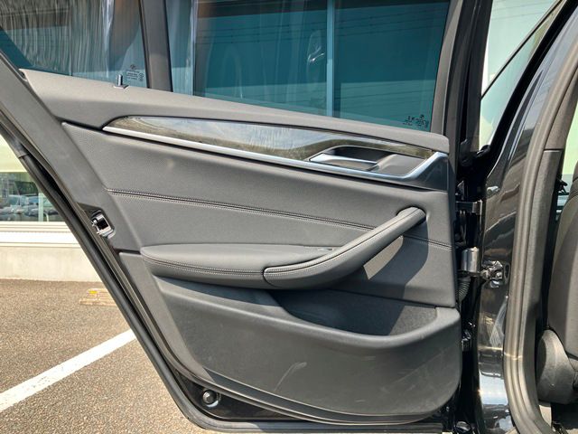530e Sedan RHD