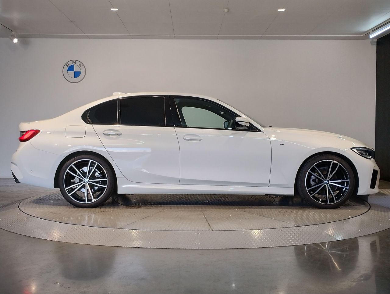 320i Sedan RHD