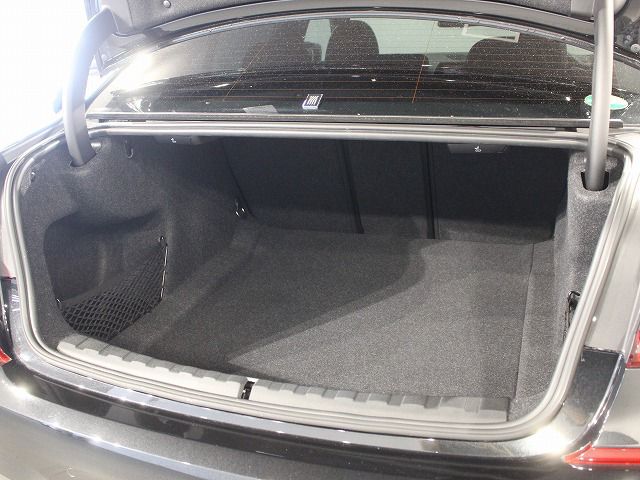 320i Sedan RHD