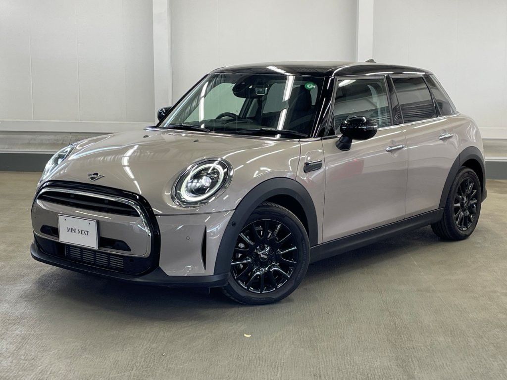 THE NEW MINI COOPER 5 DOOR.