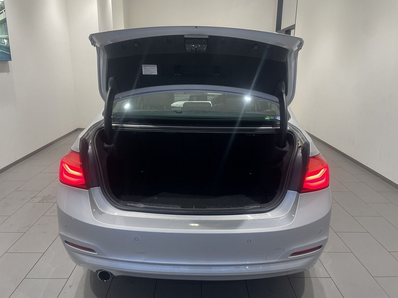 318I SEDAN RHD