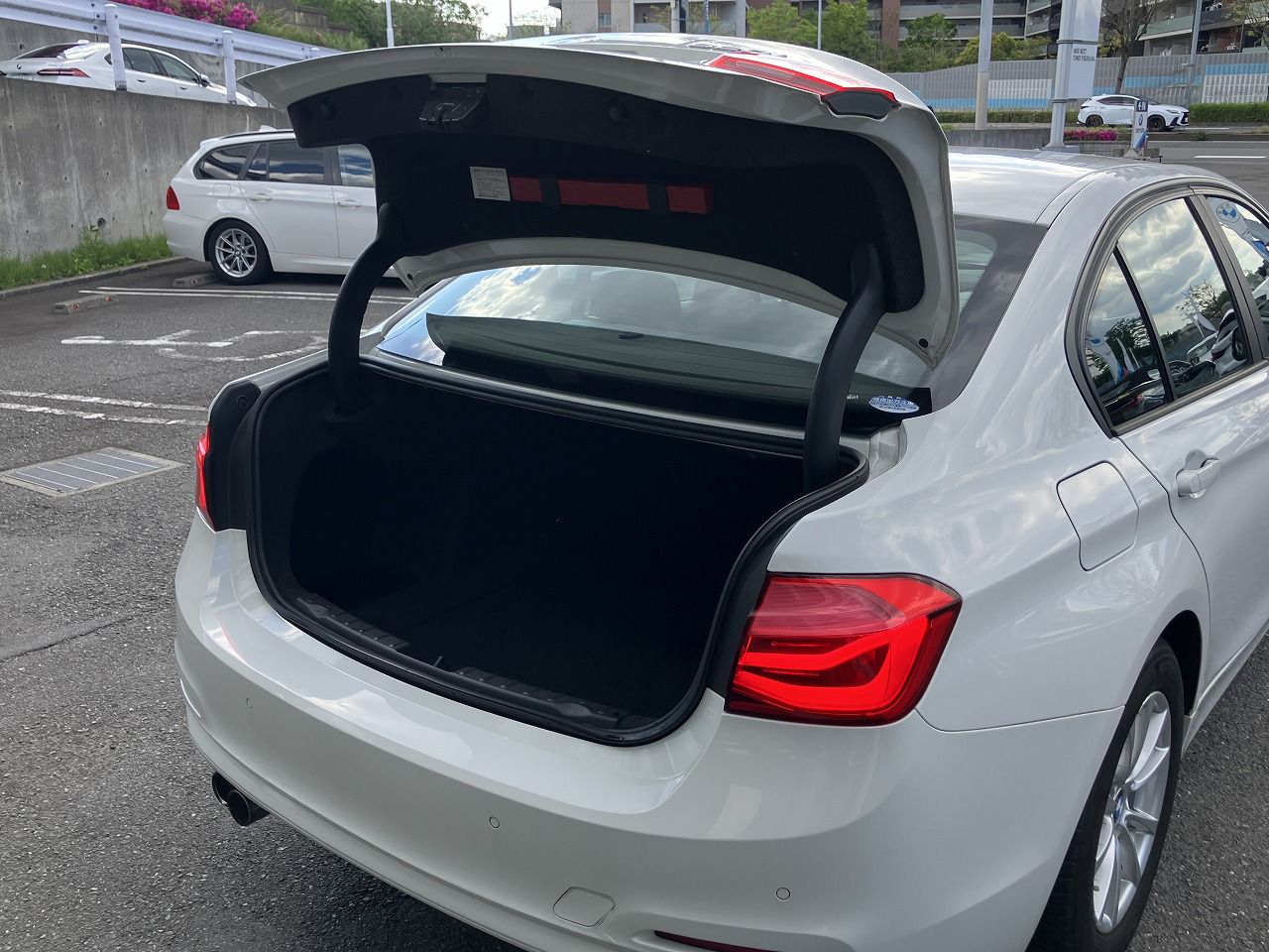 320I SEDAN RHD