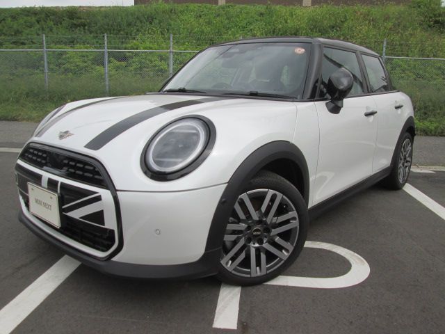 THE NEW MINI COOPER (5 DOOR) C