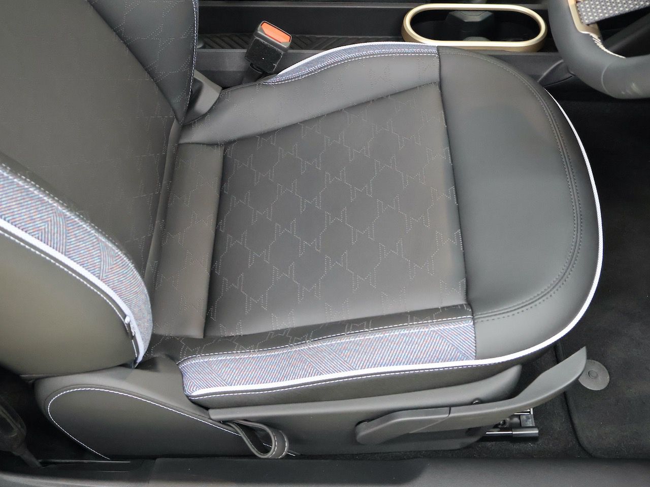 J01 MINI Cooper E