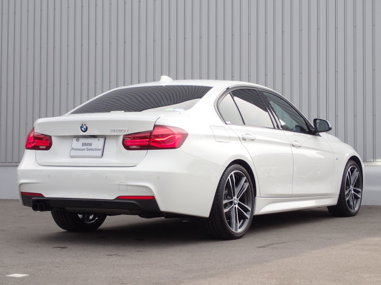 320I SEDAN RHD