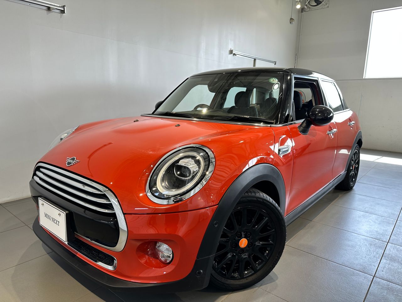 THE NEW MINI COOPER 5 DOOR.