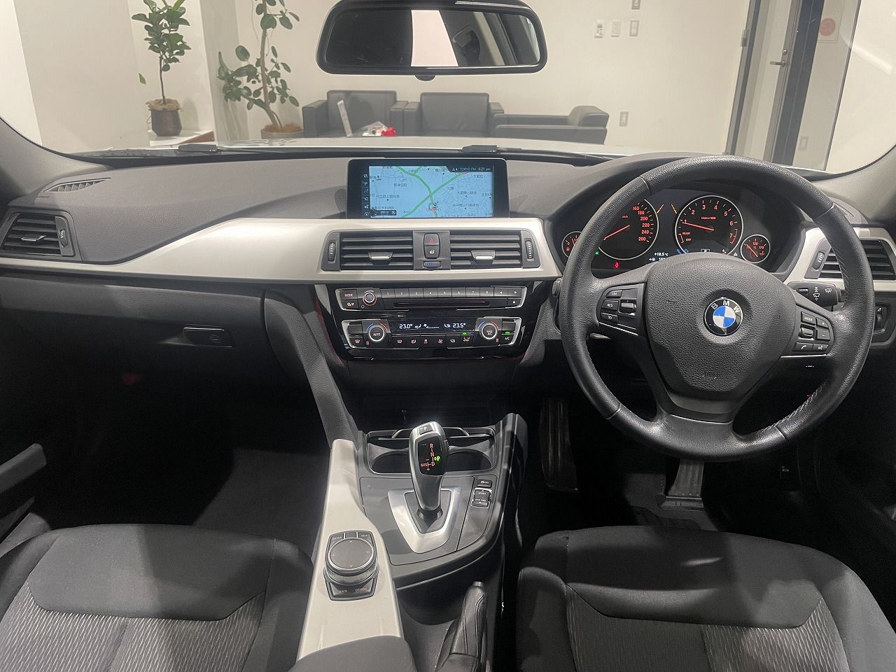 318I SEDAN RHD