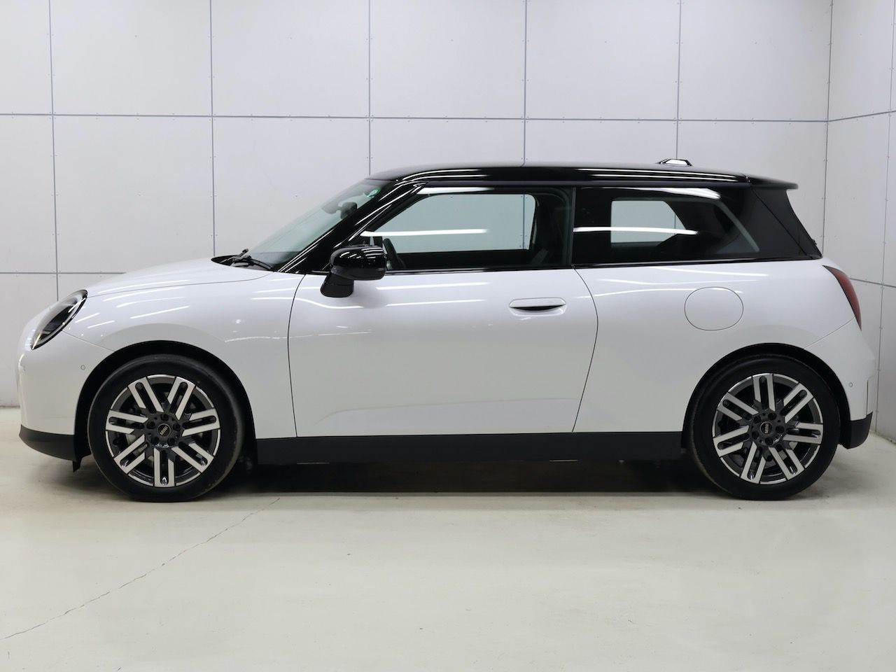 J01 MINI Cooper E