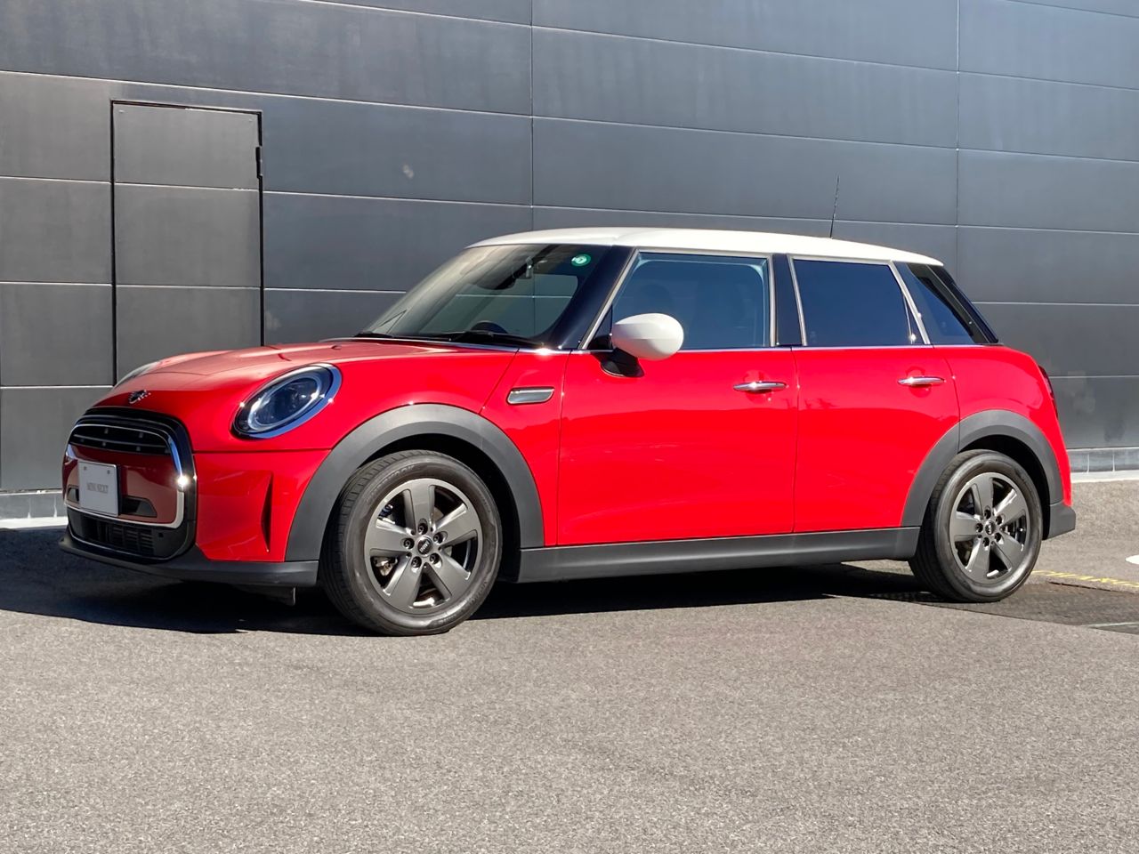 THE NEW MINI COOPER 5 DOOR.