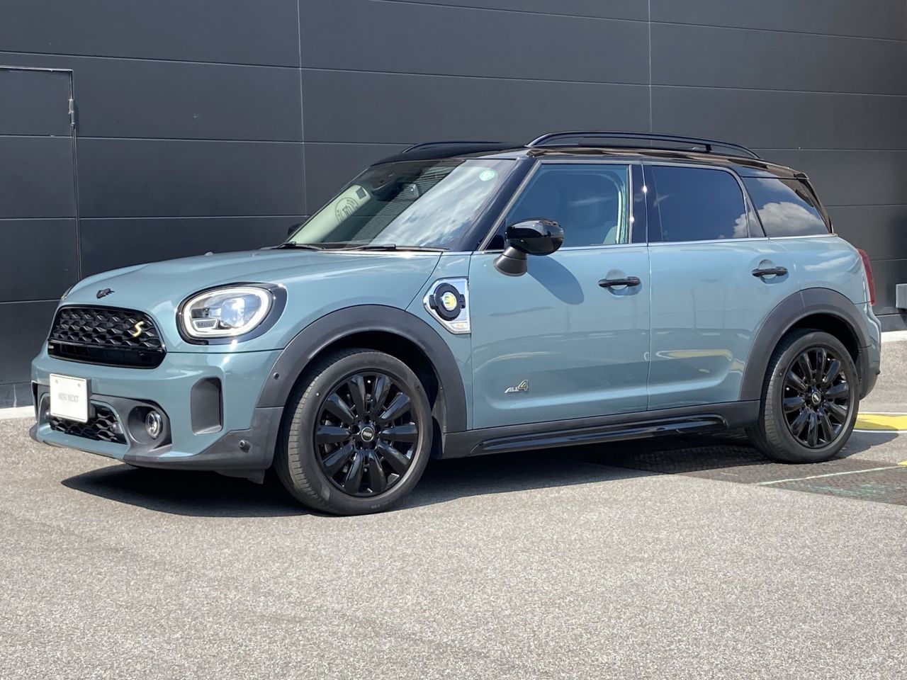 THE NEW MINI COOPER SE CROSSOVER ALL4.