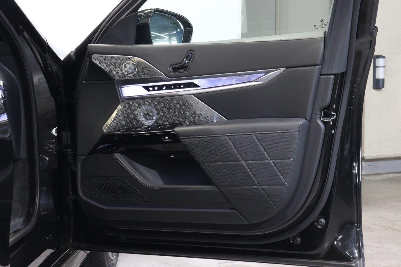 BMW i7 M70 xDrive Sedan RHD