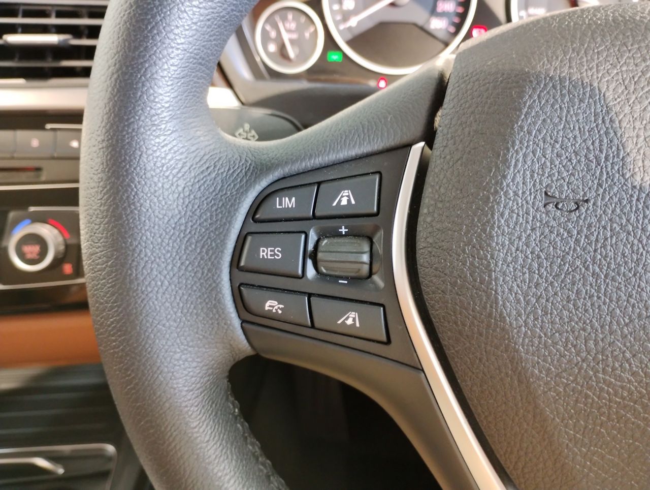320D SEDAN RHD