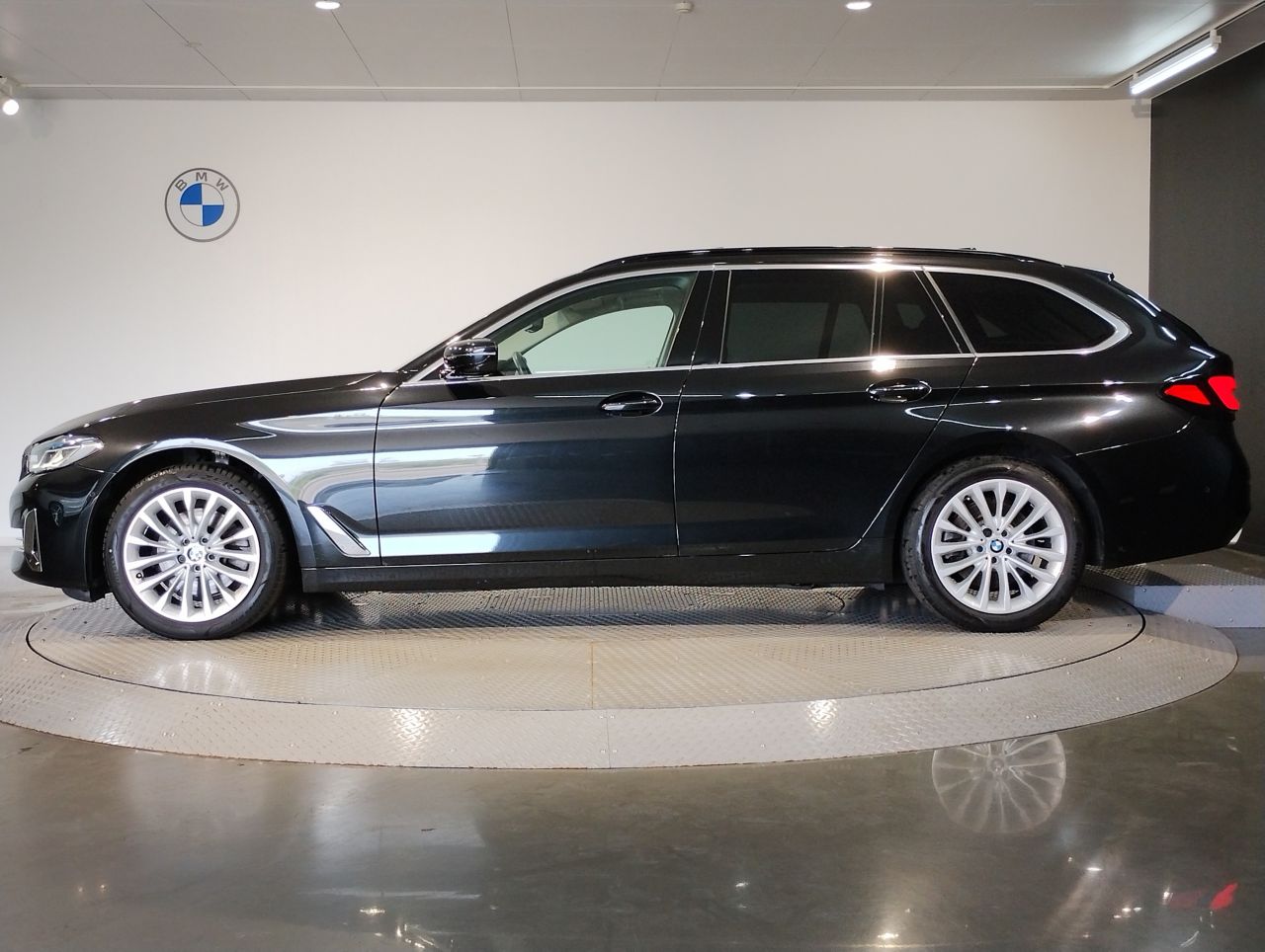 520d xDrive Touring RHD