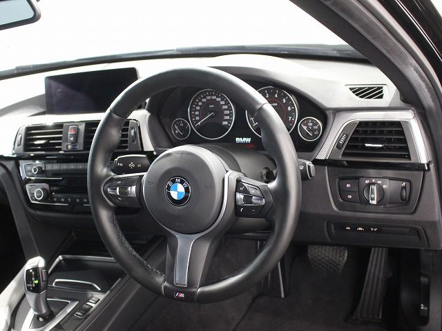 318I SEDAN RHD